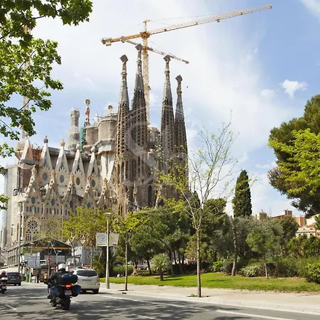 Al Lado De Sagrada Familia *